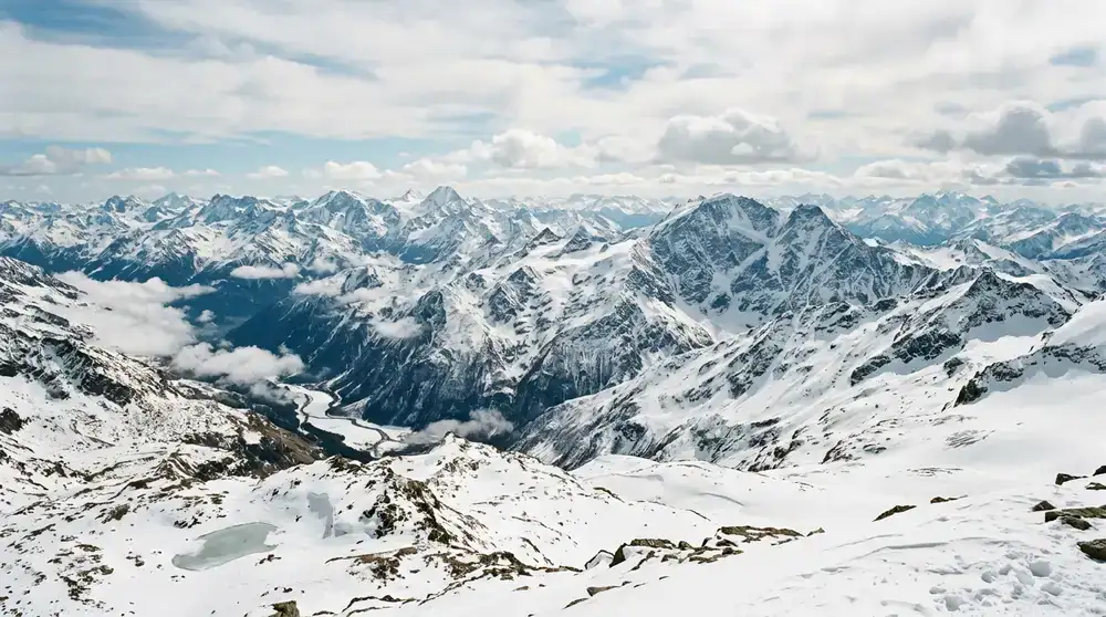 Weite Sicht über verschneite österreichische Berggipfel